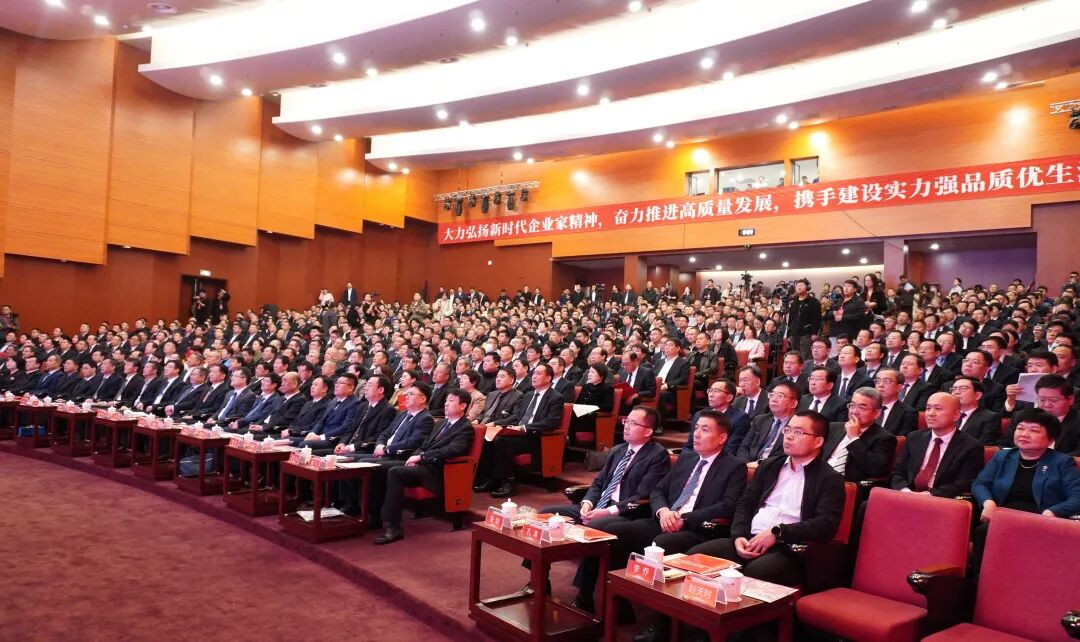 在2025潍坊企业家大会上，市领导为公司科技副总颁发聘书