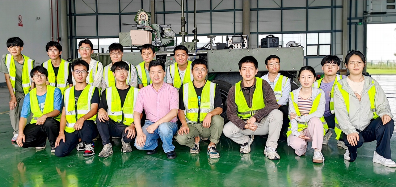 任明武（右8）与小组成员在研发现场