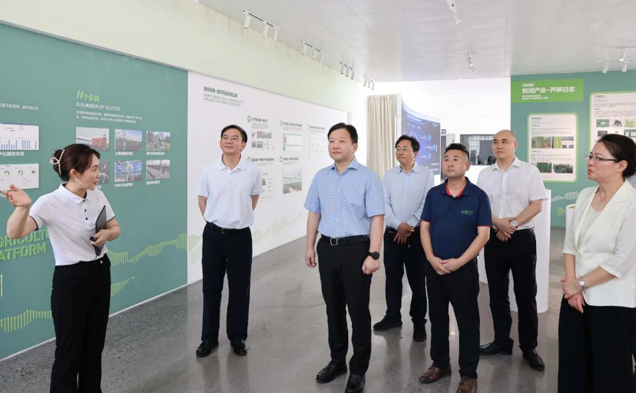 四川省委常委、成都市委书记曹立军调研新津区国家数字设施农业创新应用基地